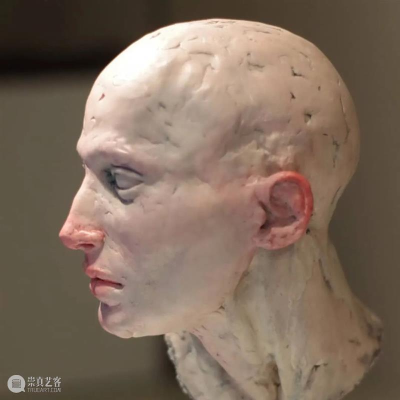 她的雕塑作品非常不一样，有个性有格调，深入人心 ！ 雕塑 作品 个性 格调 END 崇真艺客