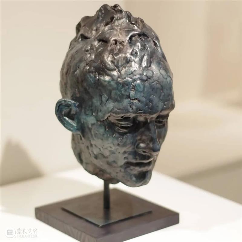 她的雕塑作品非常不一样，有个性有格调，深入人心 ！ 雕塑 作品 个性 格调 END 崇真艺客