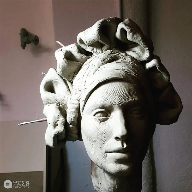 她的雕塑作品非常不一样，有个性有格调，深入人心 ！ 雕塑 作品 个性 格调 END 崇真艺客