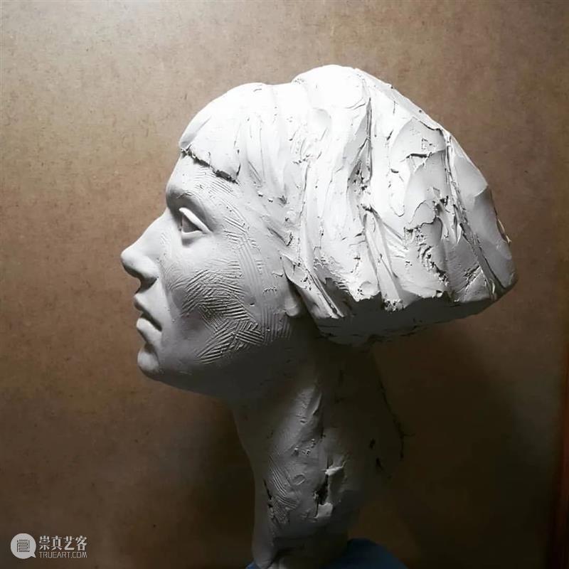 她的雕塑作品非常不一样，有个性有格调，深入人心 ！ 雕塑 作品 个性 格调 END 崇真艺客