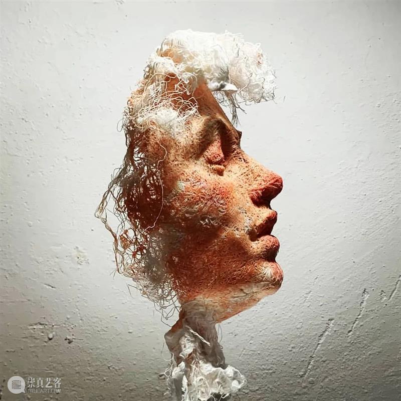 她的雕塑作品非常不一样，有个性有格调，深入人心 ！ 雕塑 作品 个性 格调 END 崇真艺客