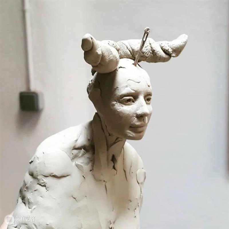她的雕塑作品非常不一样，有个性有格调，深入人心 ！ 雕塑 作品 个性 格调 END 崇真艺客