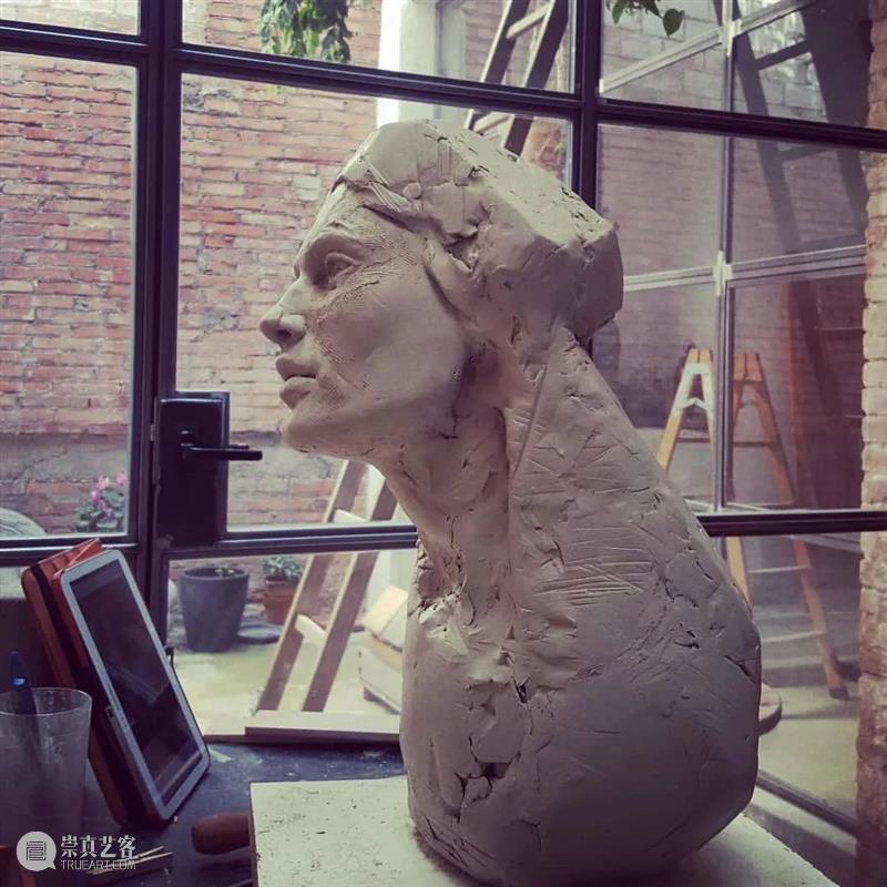 她的雕塑作品非常不一样，有个性有格调，深入人心 ！ 雕塑 作品 个性 格调 END 崇真艺客