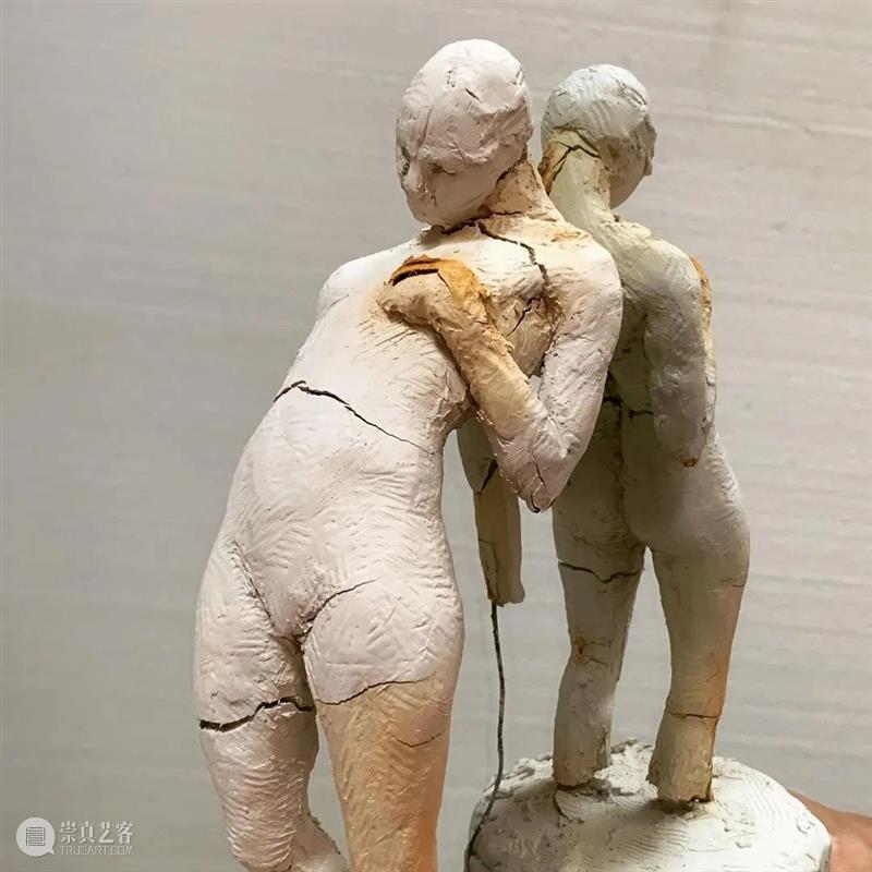 她的雕塑作品非常不一样，有个性有格调，深入人心 ！ 雕塑 作品 个性 格调 END 崇真艺客