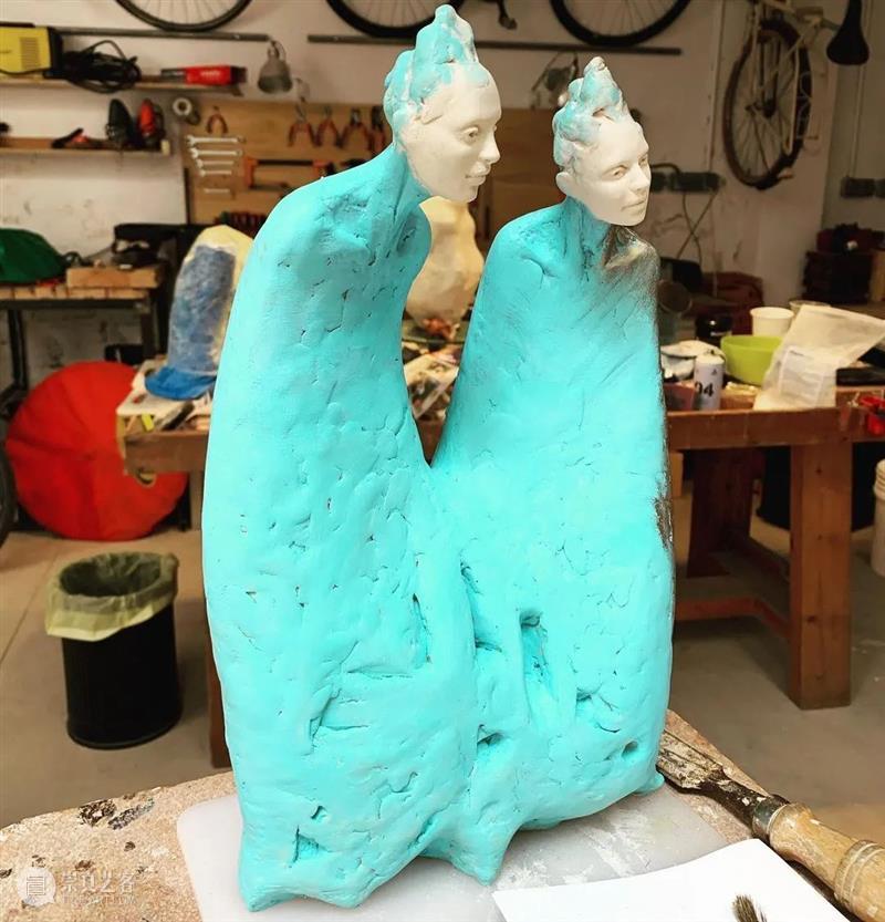 她的雕塑作品非常不一样，有个性有格调，深入人心 ！ 雕塑 作品 个性 格调 END 崇真艺客