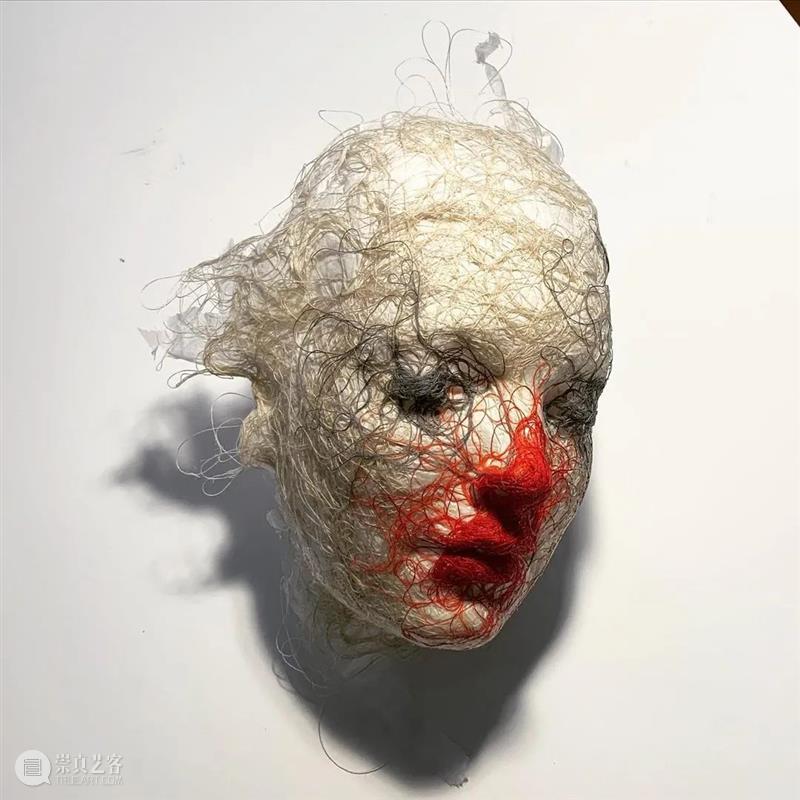 她的雕塑作品非常不一样，有个性有格调，深入人心 ！ 雕塑 作品 个性 格调 END 崇真艺客