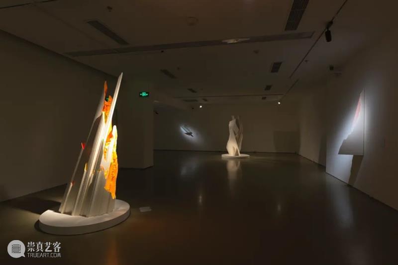 新展开幕丨一束光临：中法艺术家重释光的艺术 艺术 中法 艺术家 新展 舞台 今日美术馆 帷幕 彭勇 欧阳苏龙 列思 崇真艺客