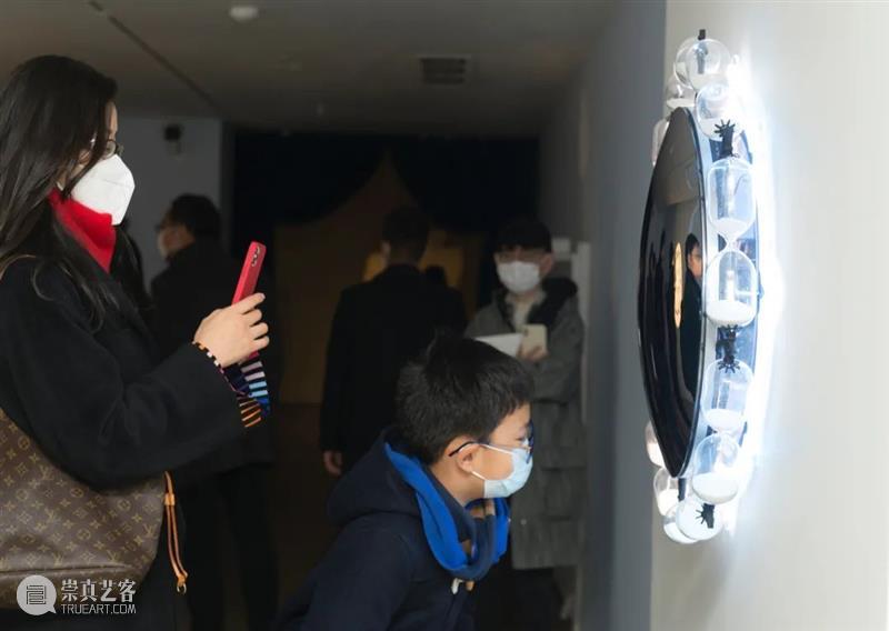 新展开幕丨一束光临：中法艺术家重释光的艺术 艺术 中法 艺术家 新展 舞台 今日美术馆 帷幕 彭勇 欧阳苏龙 列思 崇真艺客