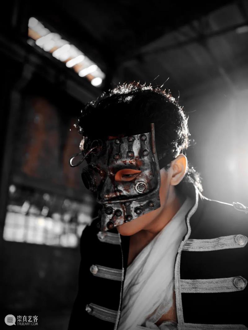 《钉耙骑士》造型照揭秘+加演开票 钉耙骑士 造型照揭秘+ 东伦敦 灯光 兄妹 哥哥 宅男 妹控 恐怖故事 末日 崇真艺客
