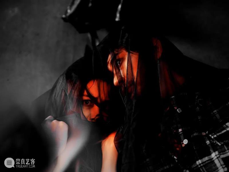 《钉耙骑士》造型照揭秘+加演开票 钉耙骑士 造型照揭秘+ 东伦敦 灯光 兄妹 哥哥 宅男 妹控 恐怖故事 末日 崇真艺客