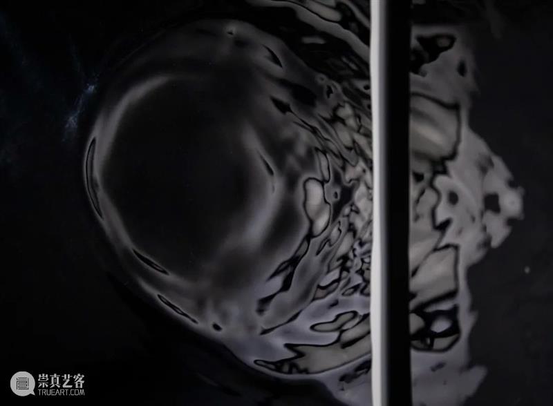 沈烈毅：液态——2021上海当代艺术展 参展艺术家 沈烈毅 艺术家 艺术展 上海 液态 展馆 临港 当代美术馆 滴水 湖光 崇真艺客