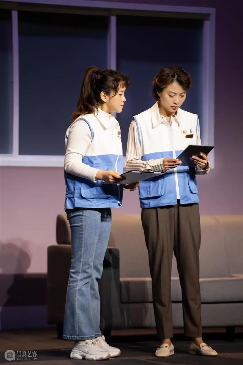 花开向阳,温暖而生 | 公益话剧《向阳而生》今日首演 上海话剧艺术中心 公益 话剧 向阳而生 向阳 申城 真实故事 上海 东北 汉子 路边 崇真艺客