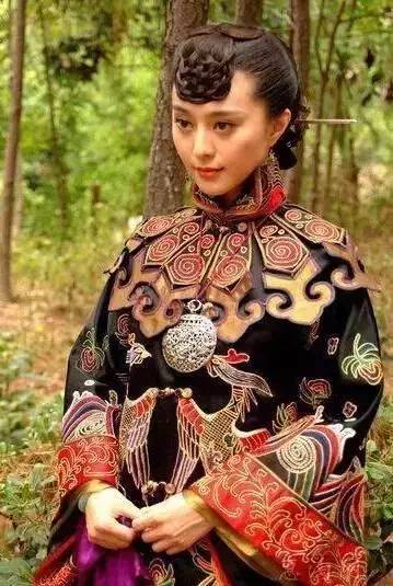 服饰 | 大美云肩,中国服饰的经典 云肩 服饰 中国 经典 上方 中国舞台美术学会 右上 星标 本文 国际 崇真艺客