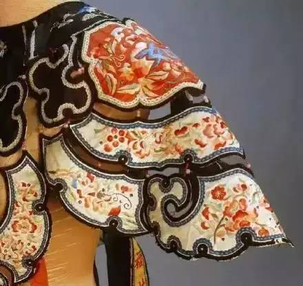 服饰 | 大美云肩,中国服饰的经典 云肩 服饰 中国 经典 上方 中国舞台美术学会 右上 星标 本文 国际 崇真艺客