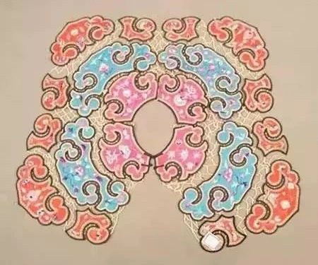 服饰 | 大美云肩,中国服饰的经典 云肩 服饰 中国 经典 上方 中国舞台美术学会 右上 星标 本文 国际 崇真艺客