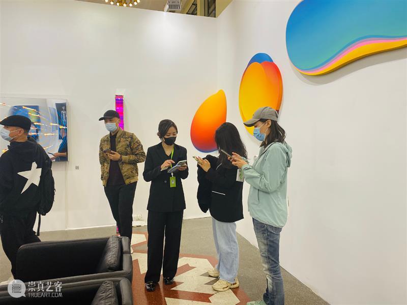 BlueriderDaily 艺博现埸 ART021 E11 倒数两天热度持续 艺博 热度 展位 贵宾 朋友们 上海 廿一 艺术 博览会 原力 崇真艺客