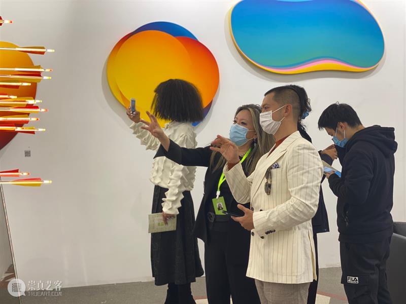 BlueriderDaily 艺博现埸 ART021 E11 倒数两天热度持续 艺博 热度 展位 贵宾 朋友们 上海 廿一 艺术 博览会 原力 崇真艺客
