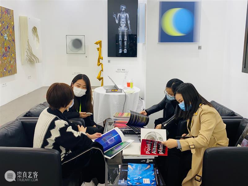 BlueriderDaily 艺博现埸 ART021 E11 倒数两天热度持续 艺博 热度 展位 贵宾 朋友们 上海 廿一 艺术 博览会 原力 崇真艺客