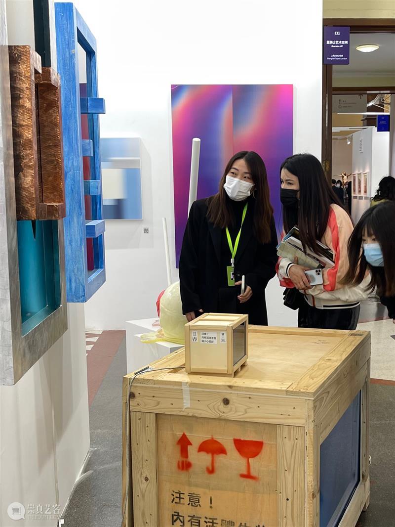 BlueriderDaily 艺博现埸 ART021 E11 倒数两天热度持续 艺博 热度 展位 贵宾 朋友们 上海 廿一 艺术 博览会 原力 崇真艺客