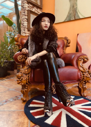 艺术上海《艺家说》| 黄小珂:重塑女性躯体之美 艺术上海 女性 躯体 黄小珂 艺家 上海世博展览馆 H1馆 盛会 国内外 画廊 崇真艺客