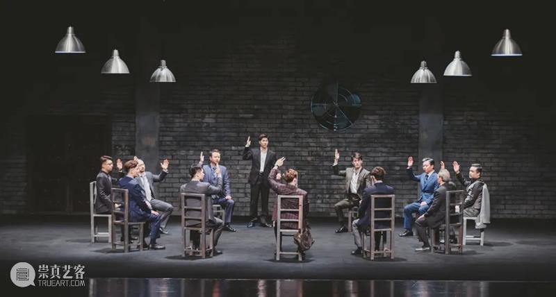 话剧《12個人》:先生们,欢迎重回安福路 12個人 话剧 先生们 安福路 MEN十二把椅子 极简 舞台 身份 性格 男人 崇真艺客