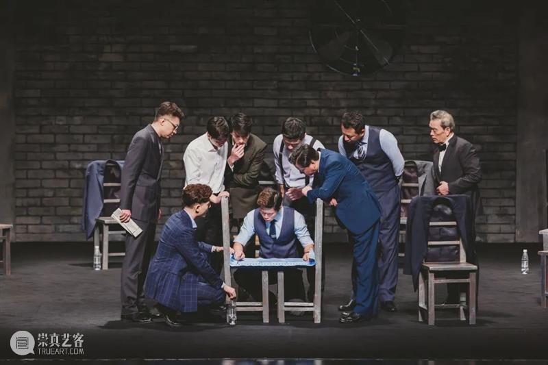话剧《12個人》:先生们,欢迎重回安福路 12個人 话剧 先生们 安福路 MEN十二把椅子 极简 舞台 身份 性格 男人 崇真艺客