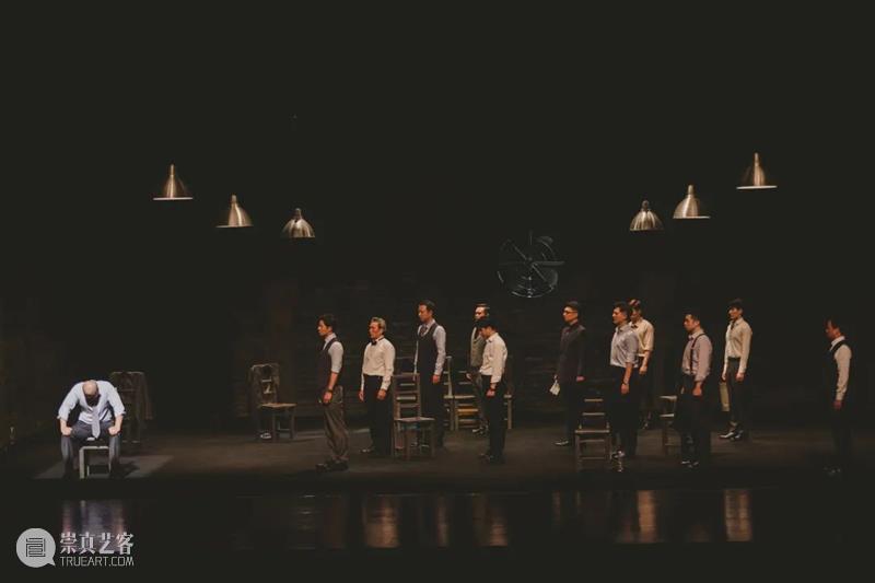 话剧《12個人》:先生们,欢迎重回安福路 12個人 话剧 先生们 安福路 MEN十二把椅子 极简 舞台 身份 性格 男人 崇真艺客