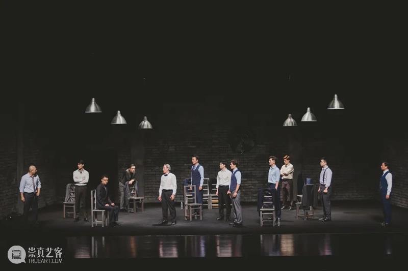 话剧《12個人》:先生们,欢迎重回安福路 12個人 话剧 先生们 安福路 MEN十二把椅子 极简 舞台 身份 性格 男人 崇真艺客