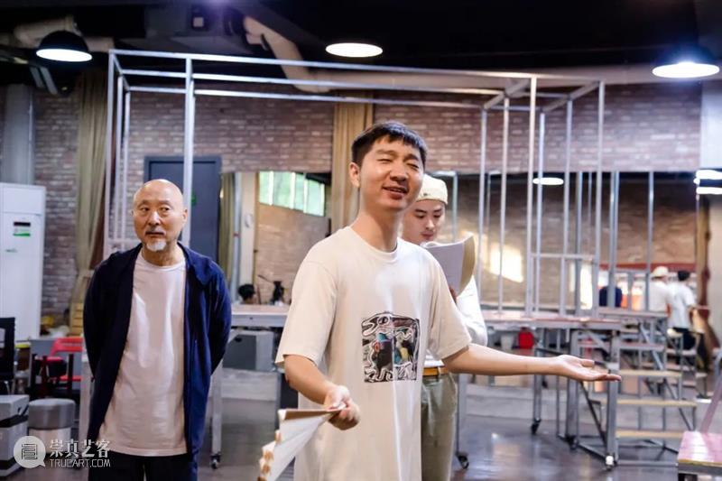 今晚 | 戏台三部曲之《惊梦》全国首演，陈佩斯陈大愚父子同演戏班人生 惊梦 陈佩斯 陈大愚 戏台 三部曲 父子 全国 人生 舞台剧 时间 崇真艺客
