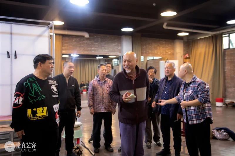 今晚 | 戏台三部曲之《惊梦》全国首演，陈佩斯陈大愚父子同演戏班人生 惊梦 陈佩斯 陈大愚 戏台 三部曲 父子 全国 人生 舞台剧 时间 崇真艺客