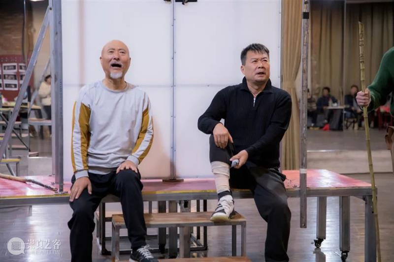 今晚 | 戏台三部曲之《惊梦》全国首演，陈佩斯陈大愚父子同演戏班人生 惊梦 陈佩斯 陈大愚 戏台 三部曲 父子 全国 人生 舞台剧 时间 崇真艺客