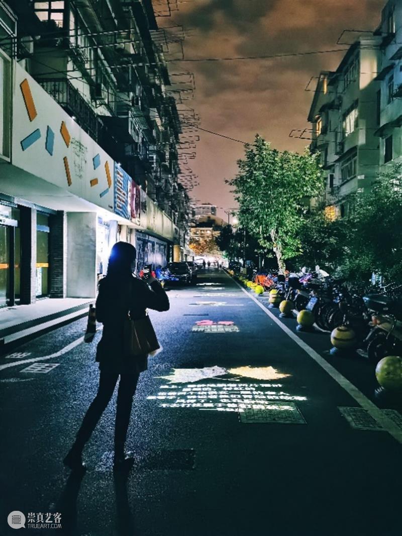 落叶与诗句一起“飘落”,四平路这条“诗歌单行道”登上热搜 诗歌 单行道 落叶 诗句 四平路 SUSAS 城市空间 艺术季 四平社区 艺术 崇真艺客