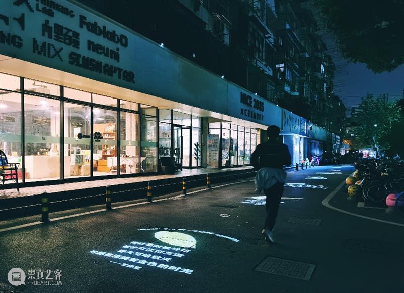 落叶与诗句一起“飘落”,四平路这条“诗歌单行道”登上热搜 诗歌 单行道 落叶 诗句 四平路 SUSAS 城市空间 艺术季 四平社区 艺术 崇真艺客