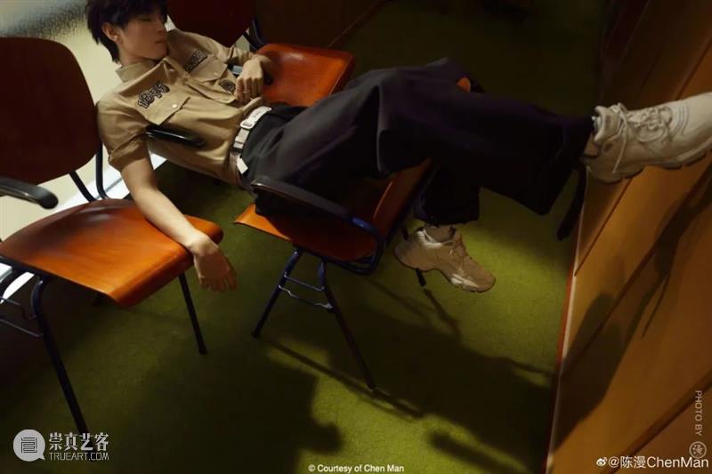 这个央美毕业，“中国最贵时尚摄影师”的作品被骂上热搜！网友：究竟什么是艺术？ 网友 艺术 摄影师 中国 央美 作品 国际 品牌 迪奥 起因 崇真艺客