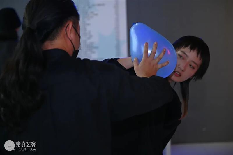 《行为艺术商店》专访 | ArTanto：让我们的作品真实地活着 行为艺术商店 ArTanto 作品 Group 江坤瑾 江坤颖 主办方 上海喜玛拉雅美术馆 行为 艺术 崇真艺客