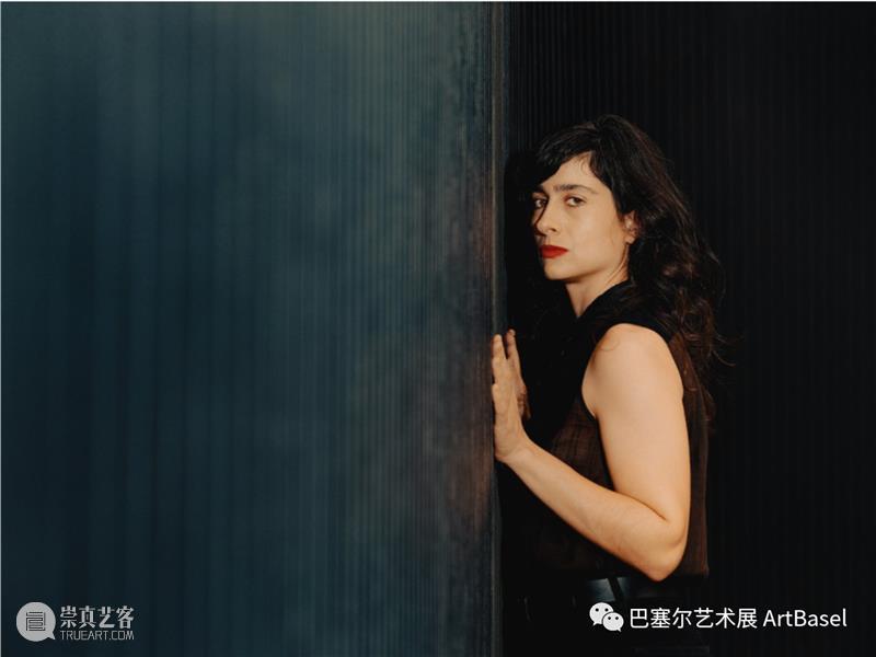 父权下的叛逆：Naama Tsabar如何改写摇滚音乐的历史 Naama Tsabar 摇滚 历史 音乐 父权 迈阿密海滩巴斯艺术博物馆 照片 Peyton 巴塞尔 崇真艺客