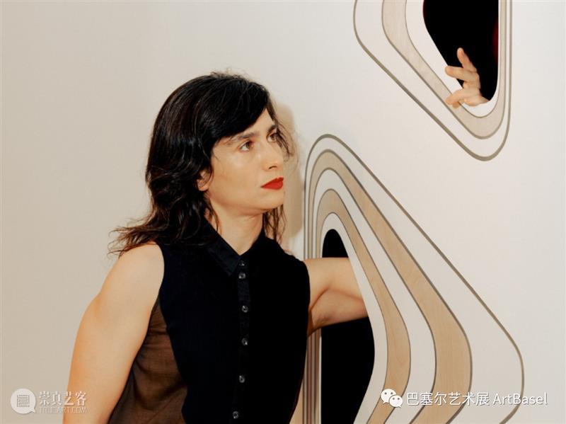 父权下的叛逆：Naama Tsabar如何改写摇滚音乐的历史 Naama Tsabar 摇滚 历史 音乐 父权 迈阿密海滩巴斯艺术博物馆 照片 Peyton 巴塞尔 崇真艺客