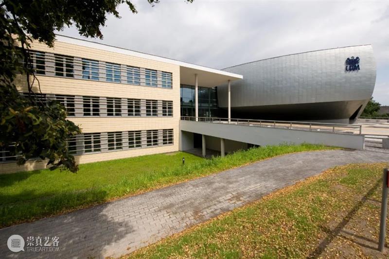 德国锌板·莱茵辛克，与自然景观场景契合｜ArchDaily 材料 锌板 德国 材料 莱茵 辛克 自然景观 场景 建筑 表皮 人们 崇真艺客