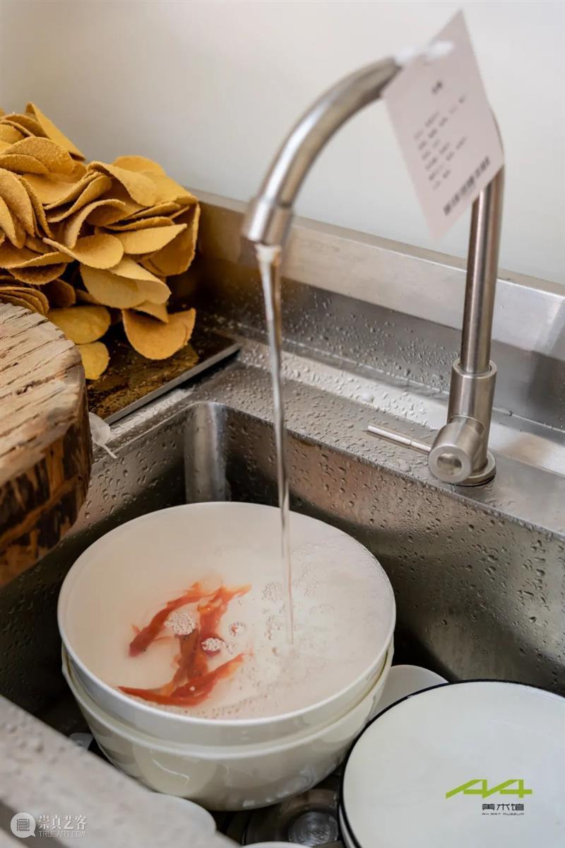 最近过得咋样？ | 策展人李杰谈何利平新展  麓湖·A4美术馆 何利平 策展人 李杰 街坊 之间 异乡人 故人 社交 平台 陌生人 崇真艺客