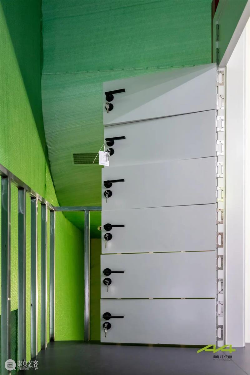 最近过得咋样？ | 策展人李杰谈何利平新展  麓湖·A4美术馆 何利平 策展人 李杰 街坊 之间 异乡人 故人 社交 平台 陌生人 崇真艺客