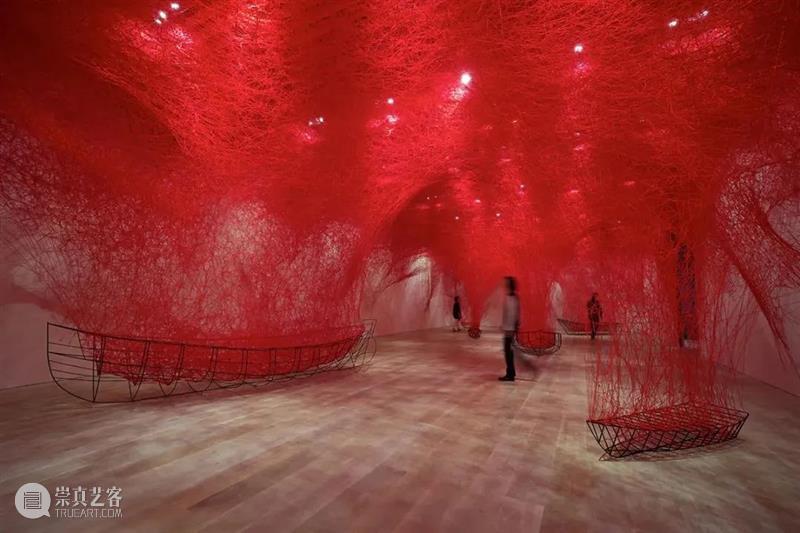 盐田千春 Chiharu Shiota：颤动的灵魂 | AMNUA艺术家 盐田千春 Shiota 艺术家 灵魂 AMNUA 线条 时间 空间 宇宙 日本 崇真艺客