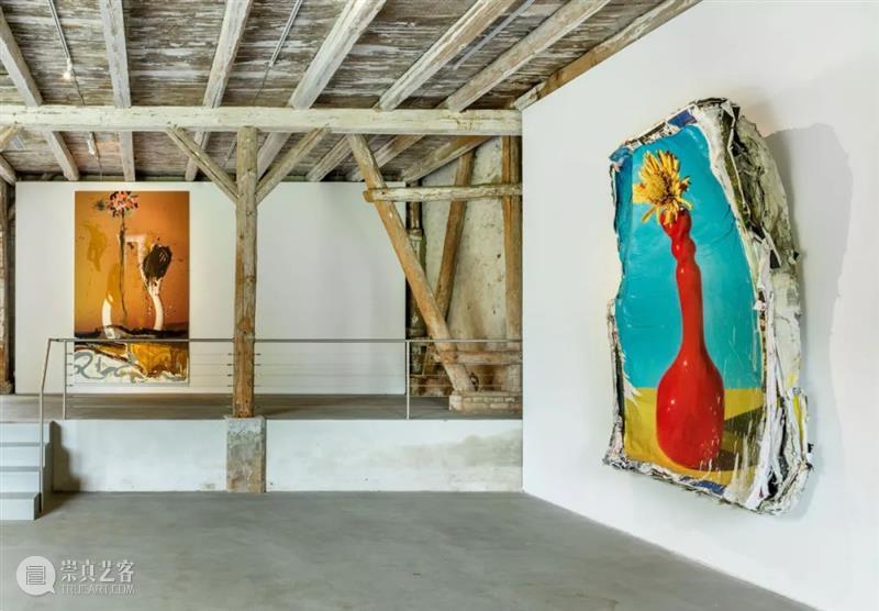 展览现场｜豪尔赫·加林多（Jorge Galindo）@ 霍尔艺术基金会｜AR艺术家 艺术家 霍尔艺术基金会 现场 豪尔赫·加林多 豪尔赫 加林多 佩德罗·阿莫多瓦 花瓶 菊花 布面 崇真艺客