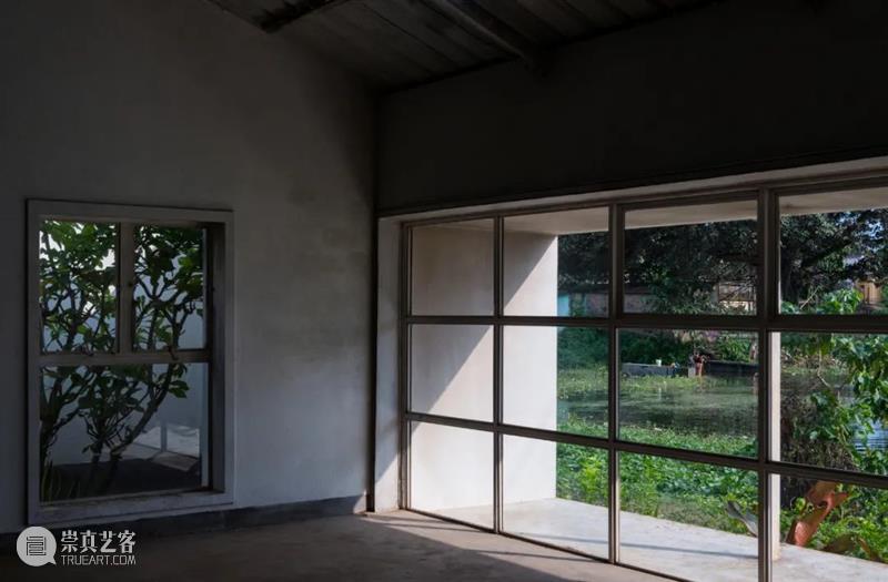 竖向长窗，Adisaptagram 车间 / Abin Design Studio 视频资讯 ADCNews 车间 竖向 长窗 村郊 地区 人才 潜力 商业 模式 ADS 崇真艺客
