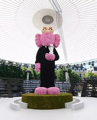 国家美术·关注 | 看涂鸦怪盗KAWS 如何玩转冰天雪地 KAWS 怪盗 涂鸦 国家 美术 冰天雪地 名称 长白山站 时间 地点 崇真艺客
