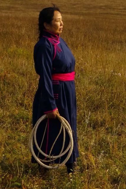 《锡林河·尊姆》现已开票｜用藏戏、马鞭和套马杆，演绎一场少数民族的现代舞 少数民族 锡林河 尊姆 套马杆 马鞭 藏戏 现代舞 三部曲 蒙古族 藏族 崇真艺客