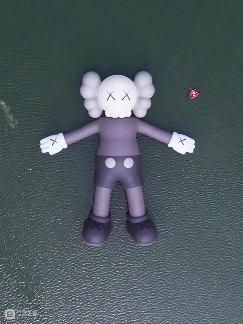 打卡KAWS HOLIDAY长白山站的神仙体验 长白山站 KAWS HOLIDAY 神仙 现场 冰天雪地 标志性 角色 COMPANION 造型 崇真艺客