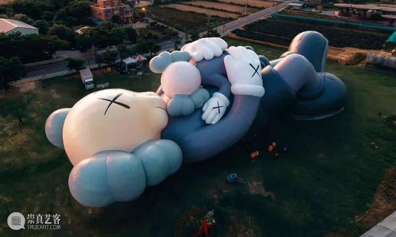 打卡KAWS HOLIDAY长白山站的神仙体验 长白山站 KAWS HOLIDAY 神仙 现场 冰天雪地 标志性 角色 COMPANION 造型 崇真艺客