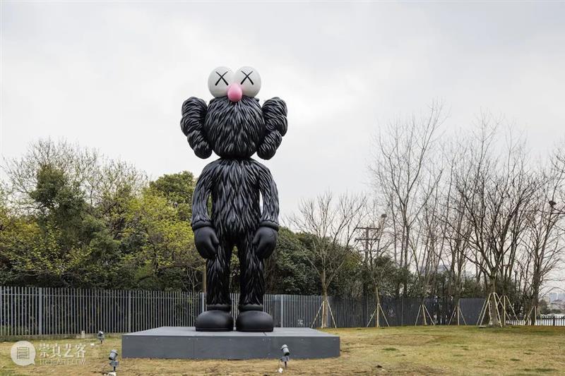 打卡KAWS HOLIDAY长白山站的神仙体验 长白山站 KAWS HOLIDAY 神仙 现场 冰天雪地 标志性 角色 COMPANION 造型 崇真艺客