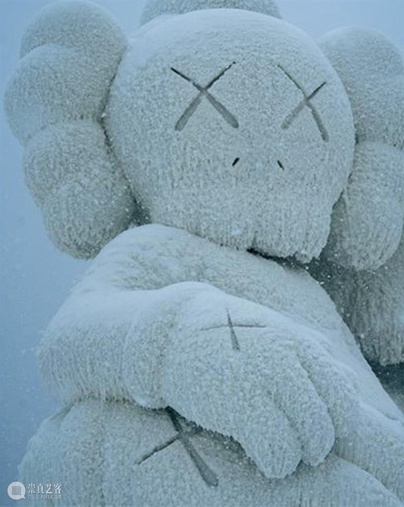 打卡KAWS HOLIDAY长白山站的神仙体验 长白山站 KAWS HOLIDAY 神仙 现场 冰天雪地 标志性 角色 COMPANION 造型 崇真艺客