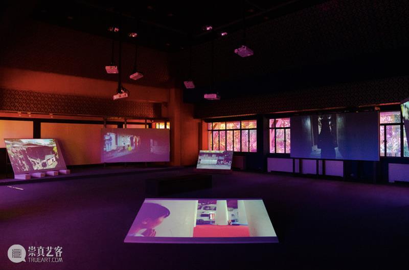 泰国双年展现场|杨福东新作《我痛恨这如此漫长的夜》以非线性叙事模糊现实与梦境的边界 杨福东 泰国 双年展 现场 梦境 新作 现实 边界 装置 彩色 崇真艺客